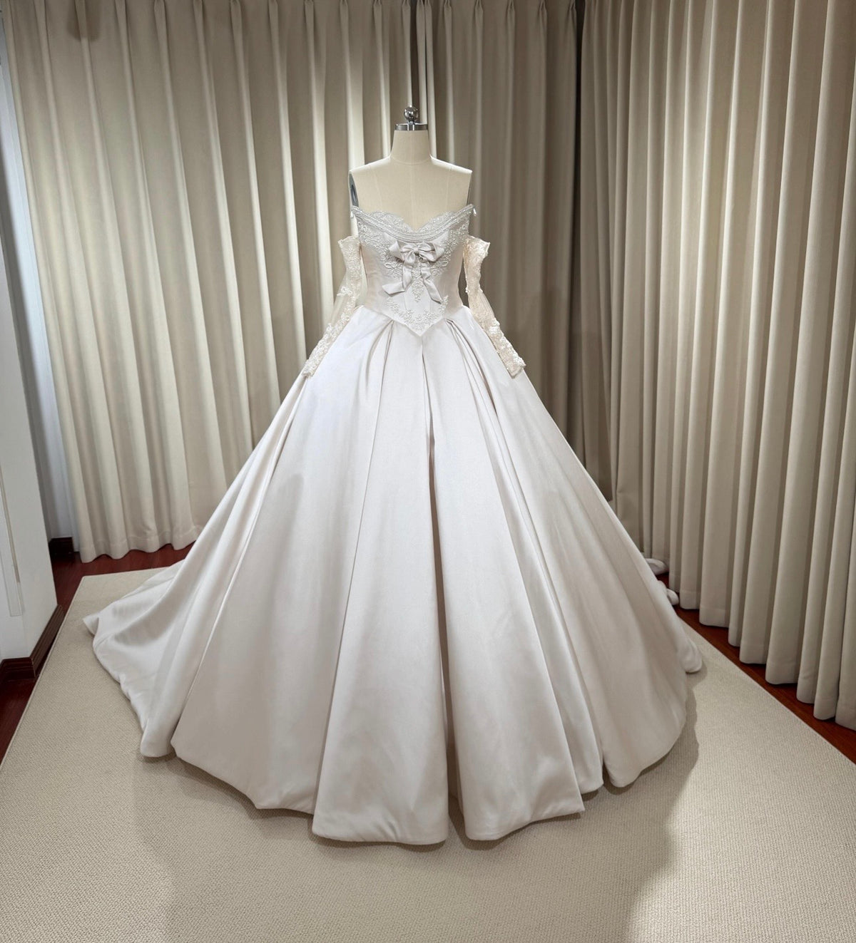 Victoria | Sample dress