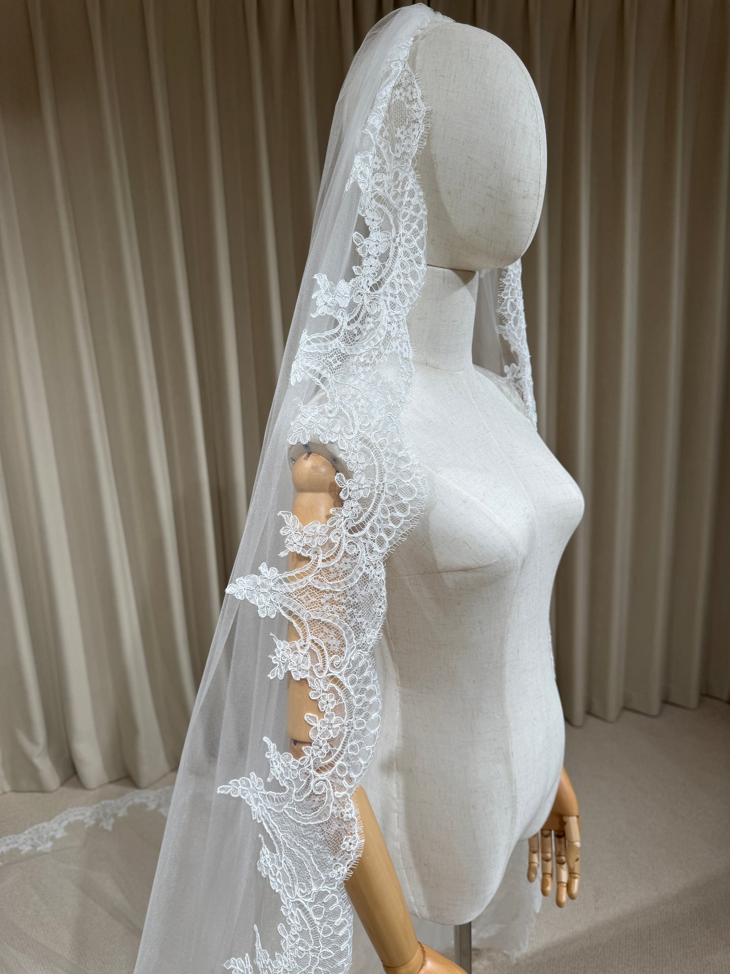 1 Tier Lace Trim Wedding Veil