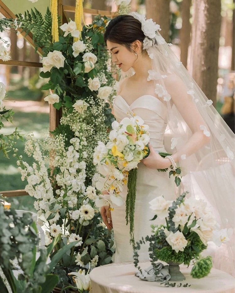 Unique Wedding Bridal Veil with Handmade flowers and pearl, wedding gift for brides.