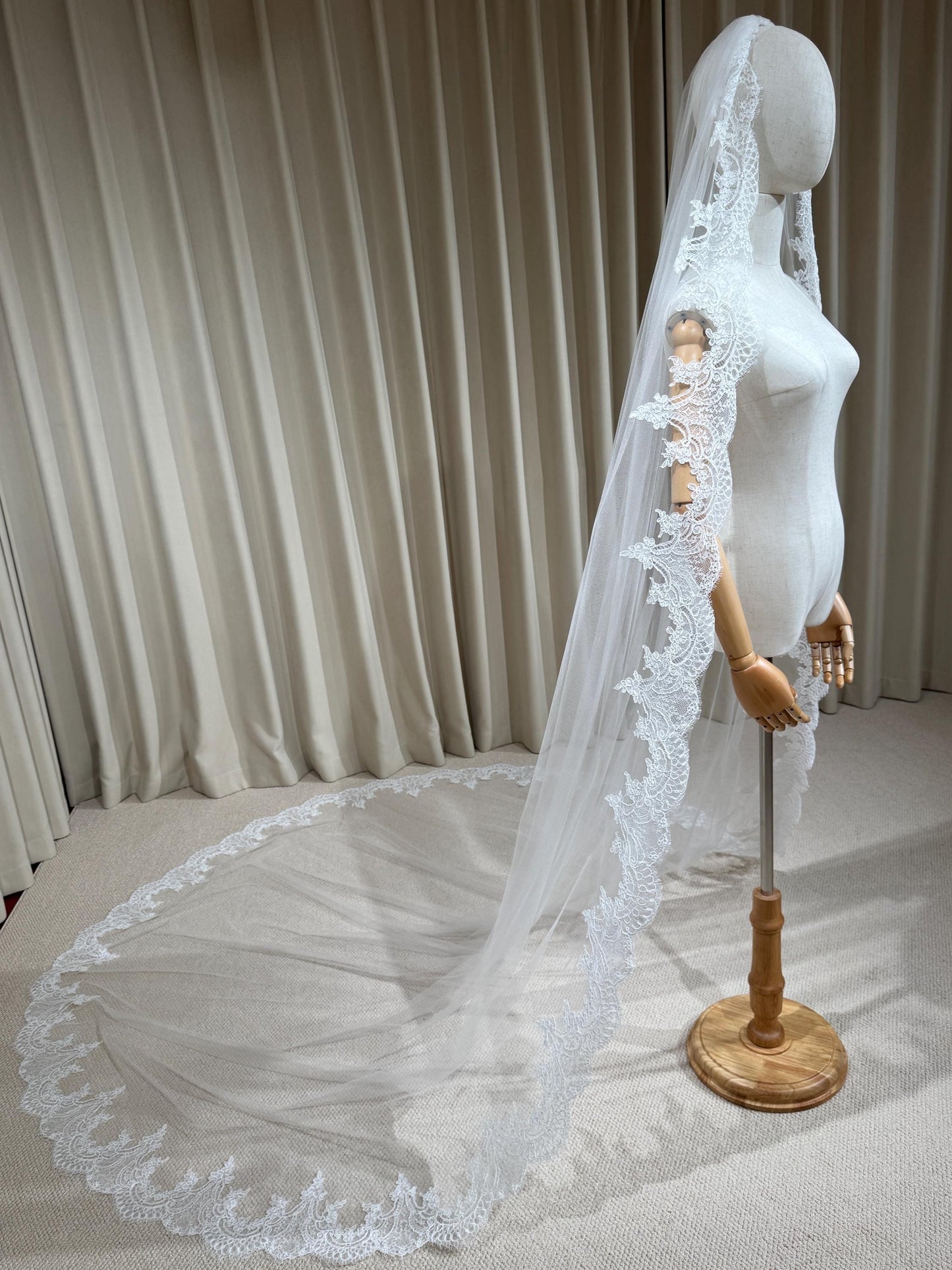 1 Tier Lace Trim Cathedral Wedding Veil