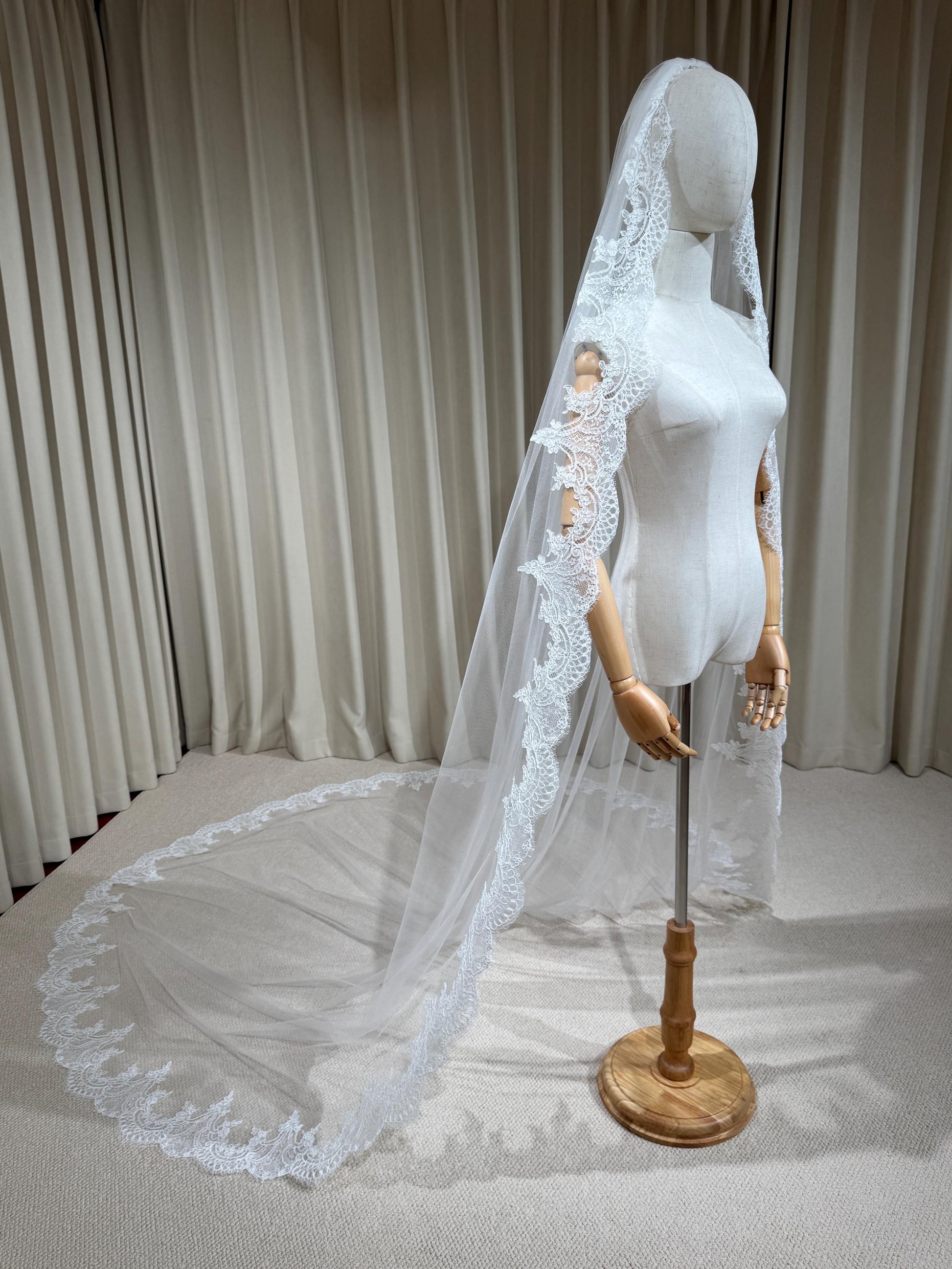 1 Tier Lace Trim Cathedral Wedding Veil