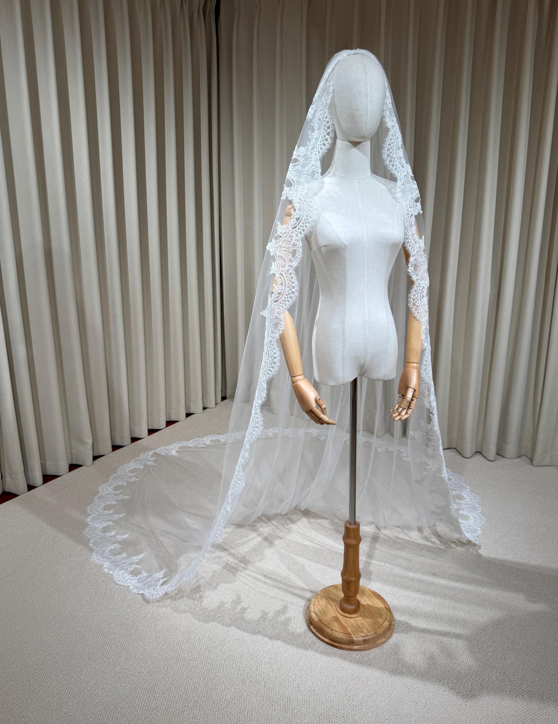 1 Tier Lace Trim Cathedral Wedding Veil