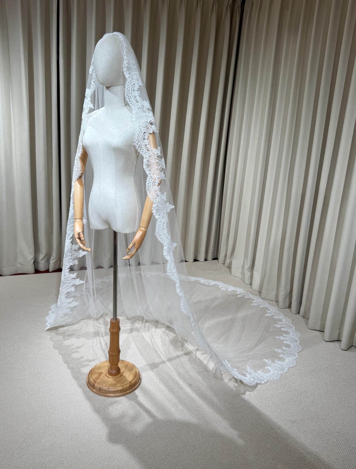 1 Tier Lace Trim Cathedral Wedding Veil