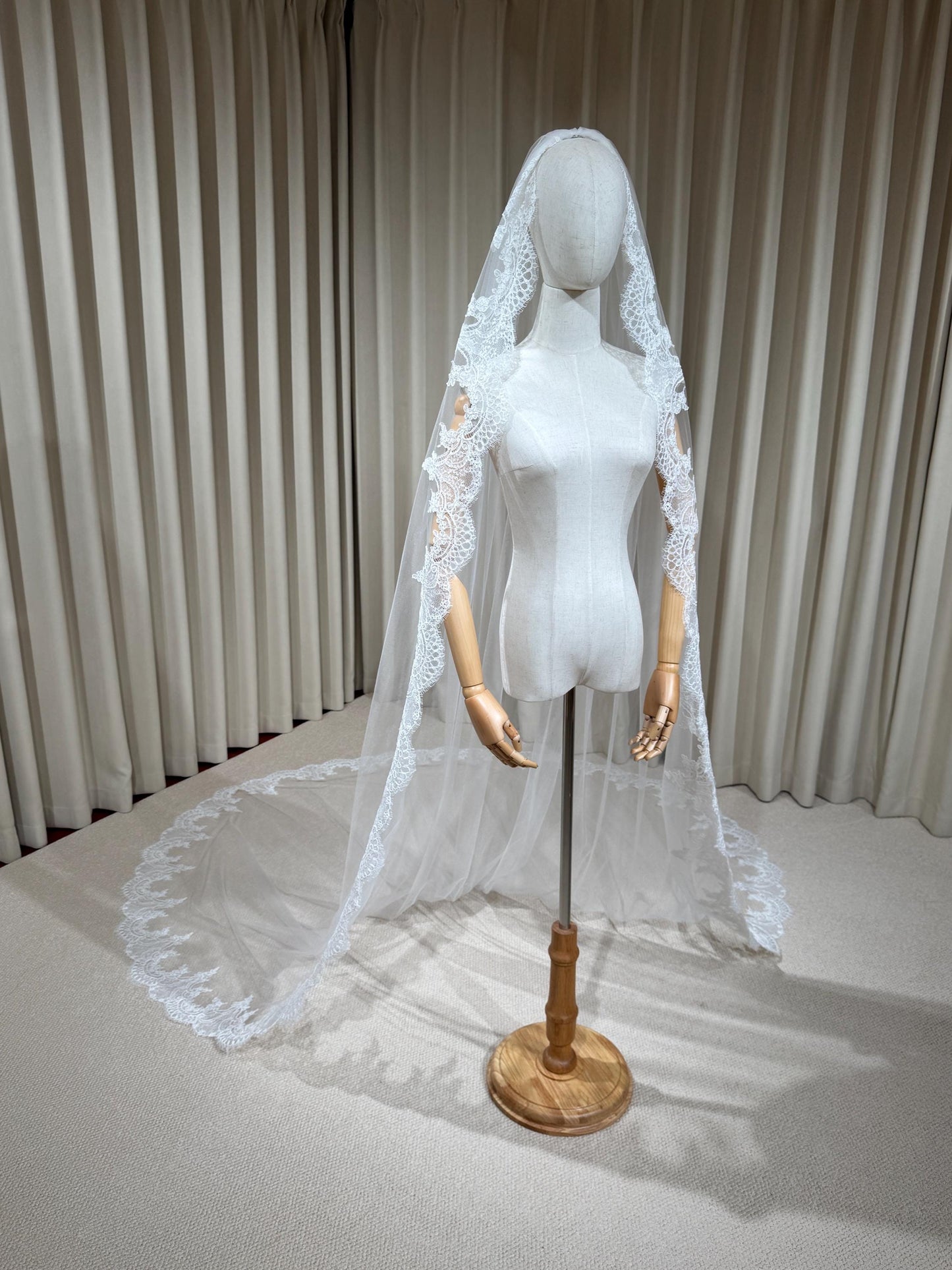 1 Tier Lace Trim Cathedral Wedding Veil
