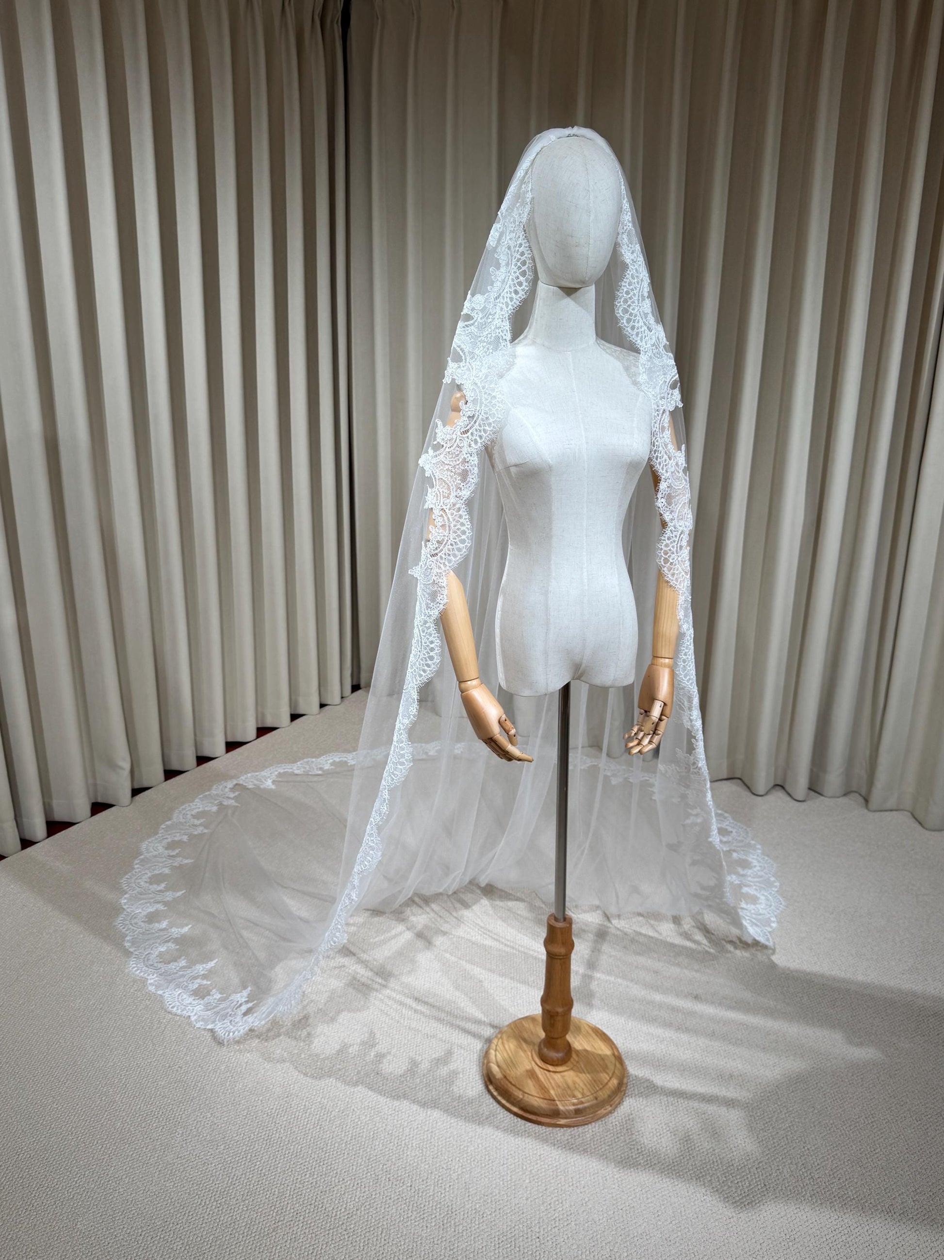 1 Tier Lace Trim Cathedral Wedding Veil